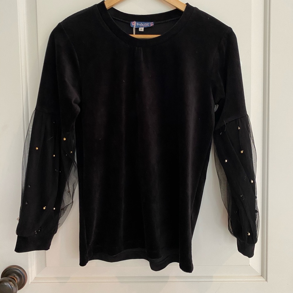 Adorable velvet black top with puff sleeve